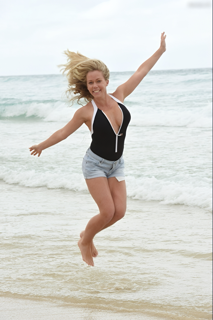 Kendra Wilkinson Leaked Pics — Image 7 of 128