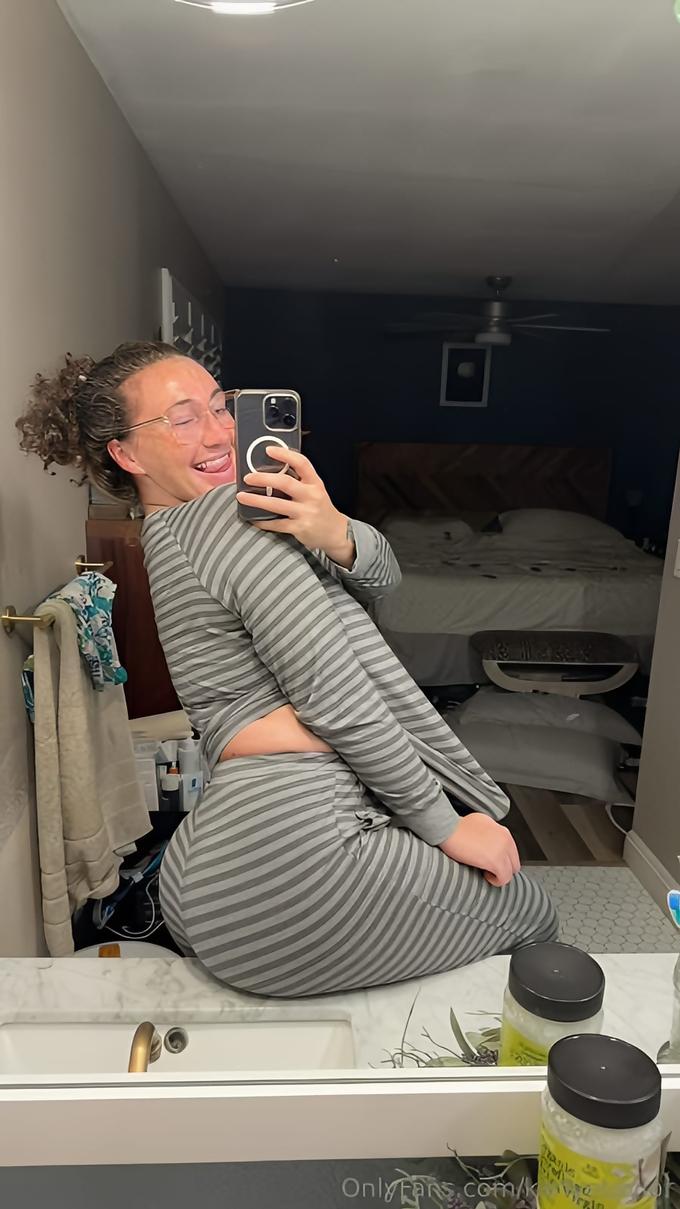Karlyetaylor Leaked Pics — Image 15 of 441