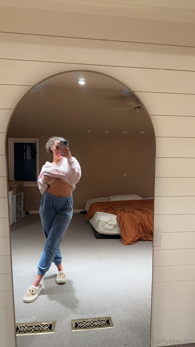 Karlyetaylor Leaked Pics — Image 16 of 441