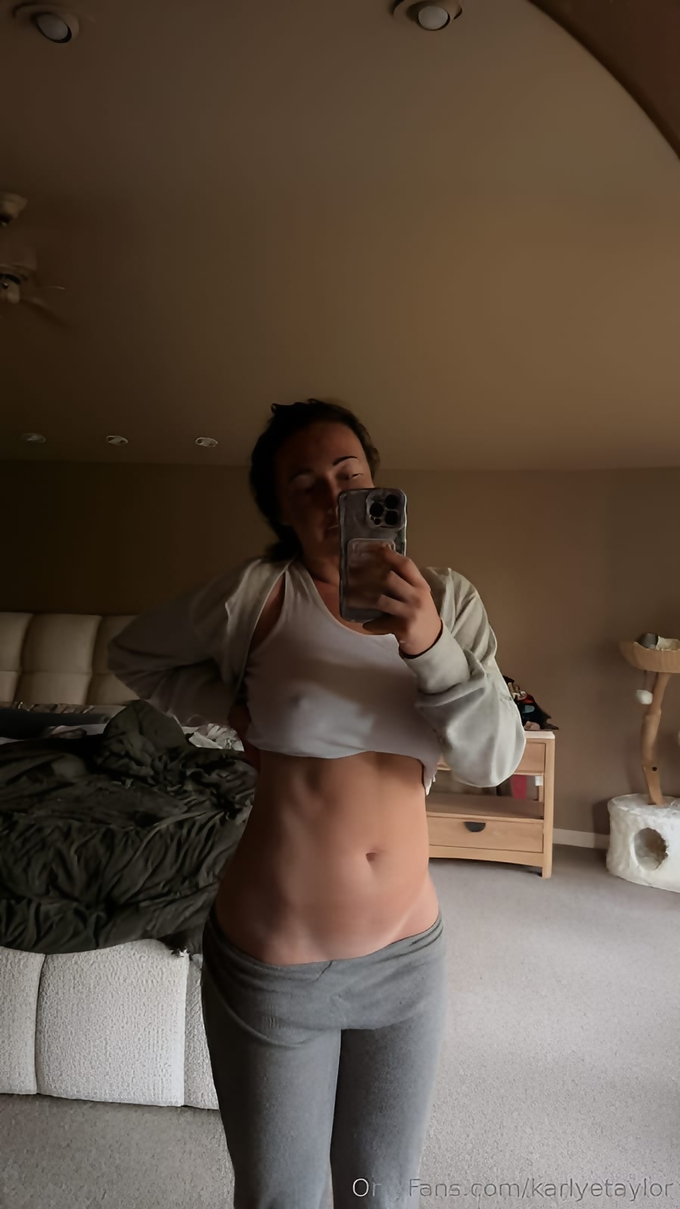 Karlyetaylor Leaked Pics — Image 17 of 441