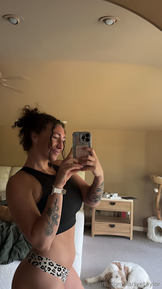 Karlyetaylor Leaked Pics — Image 16 of 441
