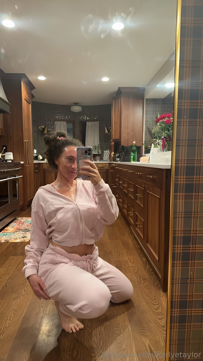 Karlyetaylor Leaked Pics — Image 23 of 441